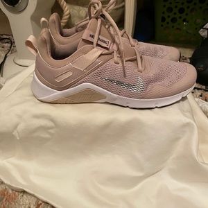 NEVER WORN NIKE SNEAKER